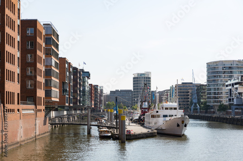 Blick in die Hamburger Hafencity mit Wohnungen und Gewässer