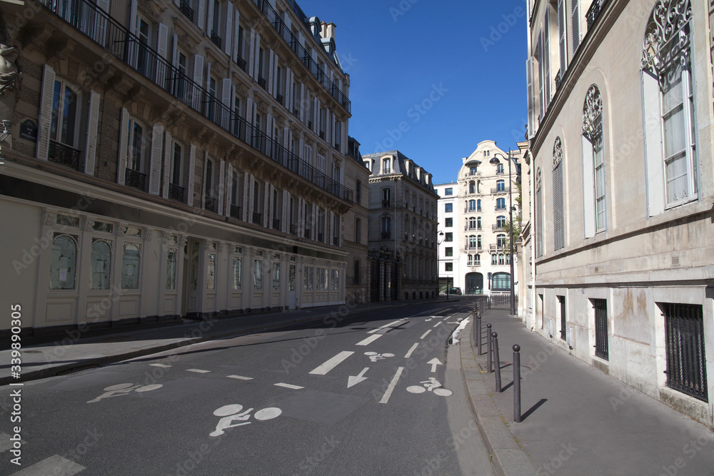 Rue de Paris, deserte, pendant le confinement du au Coronavirus. Sans personnage et sans circulation