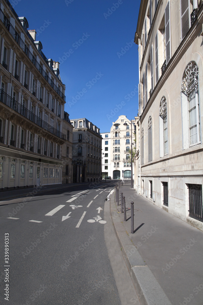 Rue de Paris, deserte, pendant le confinement du au Coronavirus. Sans personnage et sans circulation