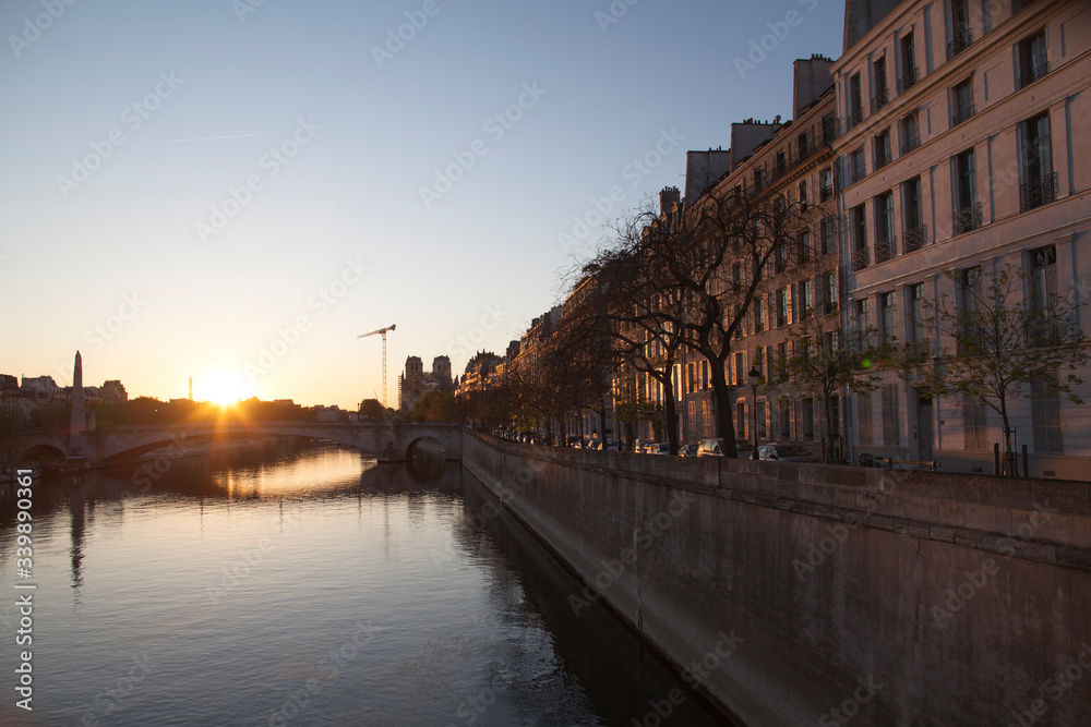 Vue sur la Seine et la cathédrale Notre Dame , juste avant le coucher du soleil, pendant le confinement du au Coronavirus. Sans personnage et sans circulation. Paris, le 15 avril 2020