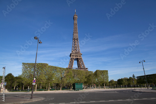 Arbres du Champ de Mars devant la Tour Eiffel, pendant le confinement du au Coronavirus. Sans personnage et sans vehicule. 