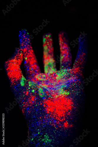 dłoń proszek fluorescencyjny kolorowa ręka
