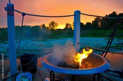 auf dem Floß am Abend