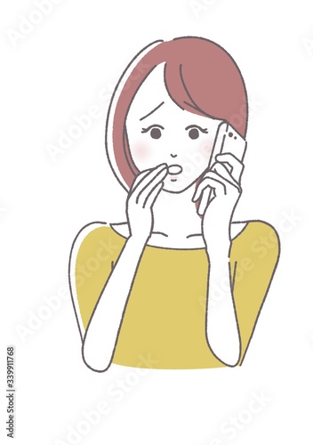 携帯電話で話す女性