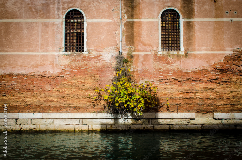 Un muro esterno dell'Arsenale a Venezia