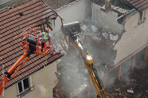 Démolition d'une habitation par un engin de chantier. photo