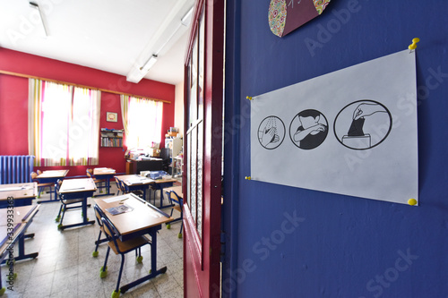 ecole education enseignement confinement rentree reprise vide classe banc chaise tableau covid-19 photo