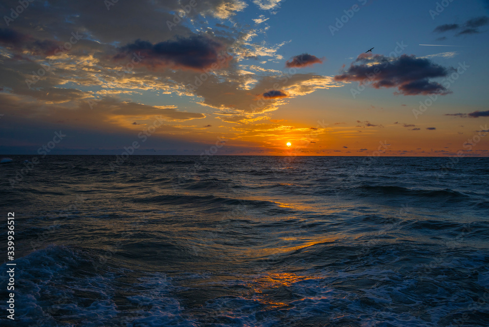 Obraz premium Bright blue and pink sunrise sky in the sea beach