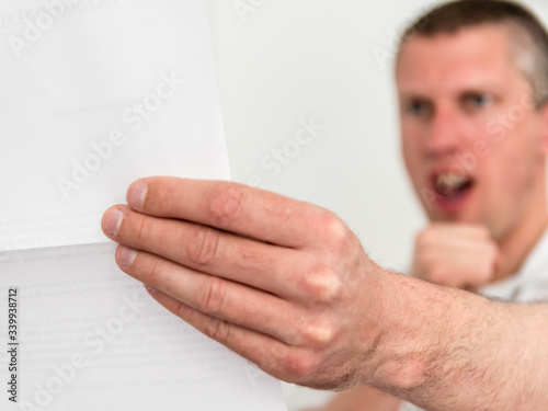 Fotografie Homme criant sa joie en lisant une lettre
