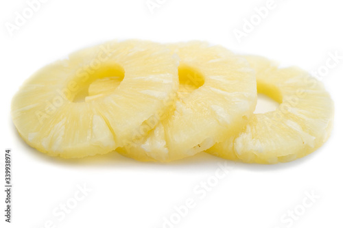 Ananasringe isoliert auf weißem Hintergrund