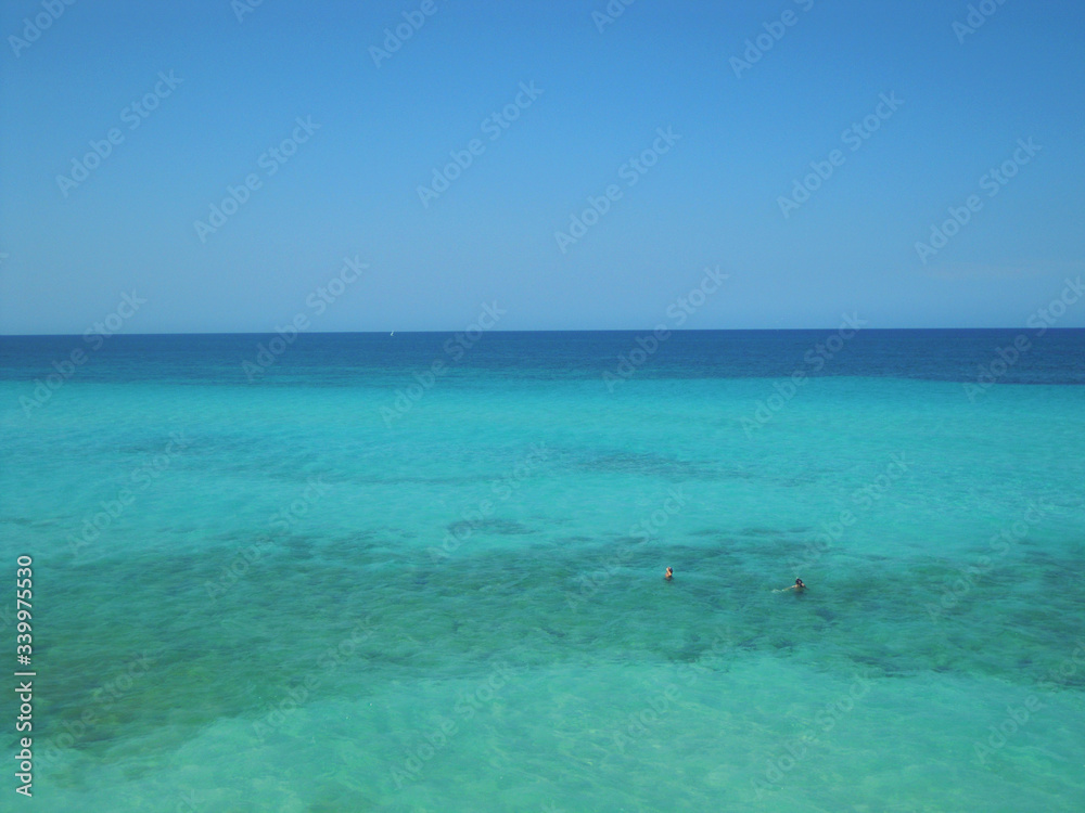 Mar turquesa paradisíaco con dos personas nadando
