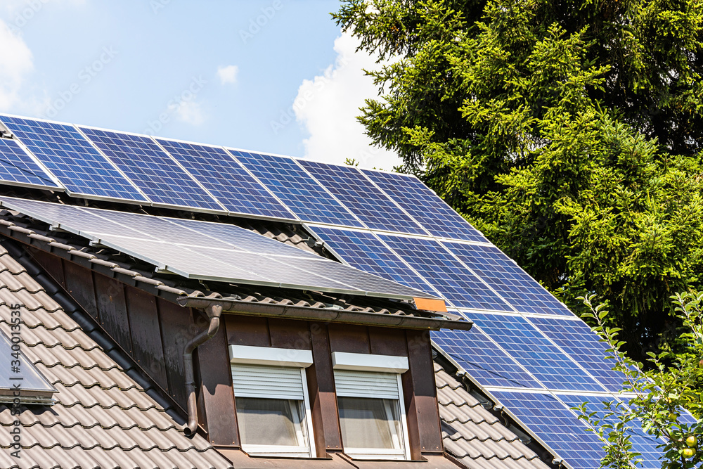 Fototapeta premium Hausdach mit Solarkollektoren