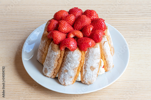 Pâtisserie charlotte aux fraises photo