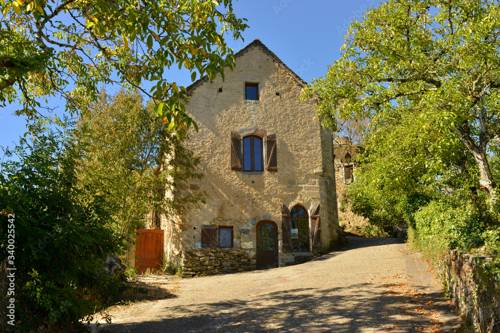 Vieille maison dans la montée rue du Château à Najac (12270), département de l'Aveyron en région Occitanie, France