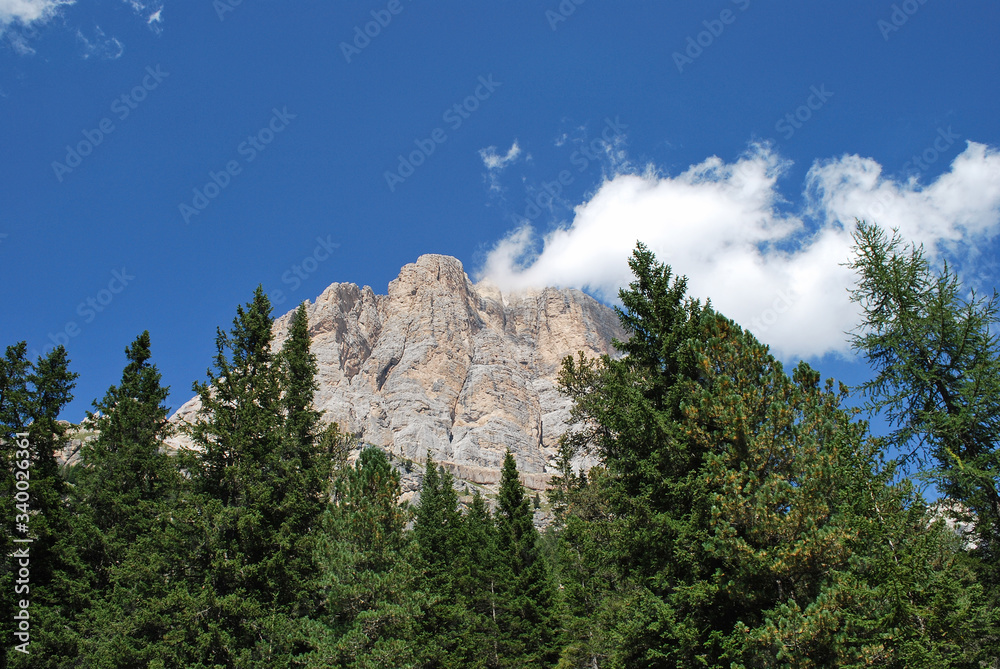 Montagne dolomitiche prima del passo del Falzarego, in provincia di Belluno