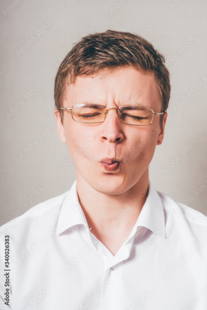 Obraz premium Man sucking in his cheeks