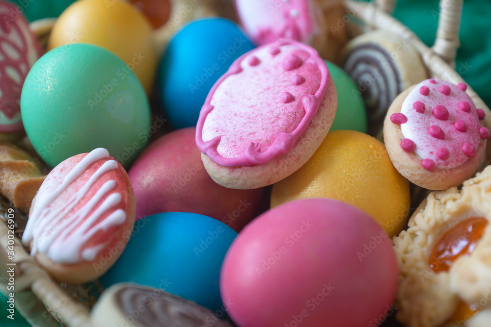 Obraz premium Easter colored eggs, traditional Easter cake and other treats for the holiday.