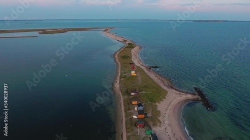 Wallpaper Mural Französische Alpen -  Drohnenflug entlang der Küste Torontodigital.ca