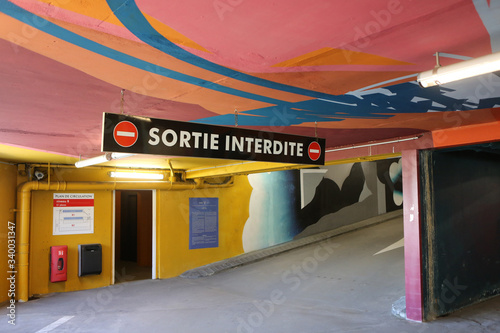 Sortie interdite. Panneau. Parking souterrain gratuit. 2KM3. Saint-Gervais-les-Bains. Haute-Savoie. France. photo