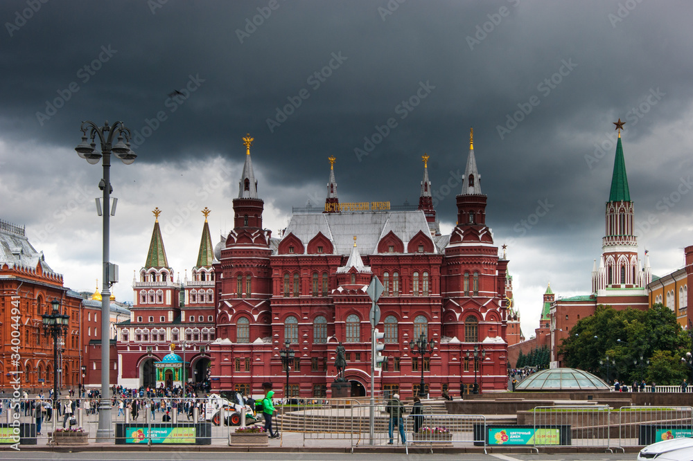 Obraz premium Dark clouds thickened over Moscow, red Moscow