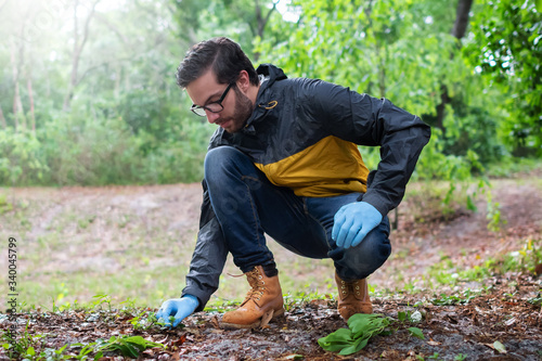 Foto A young bearded man with brown hair and prescription glasses looks through the w