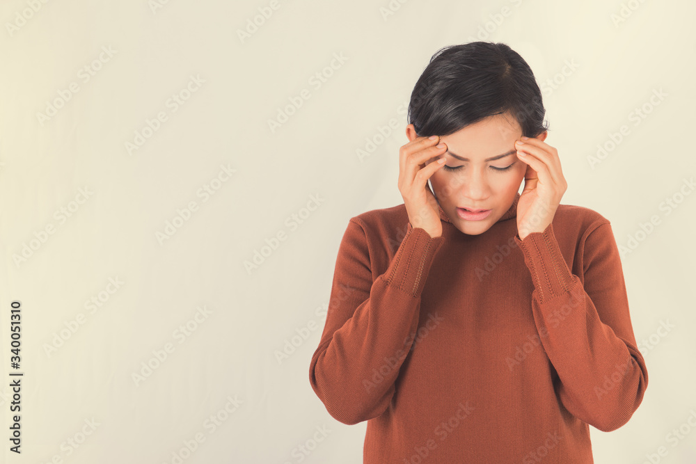 Asian woman is standing headache On the background . Asian woman is standing headache On the background .
