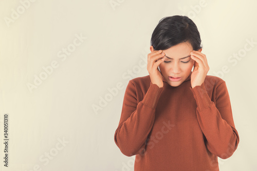 Foto Asian woman is standing headache On the background .