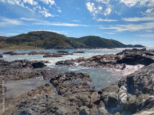 sol, arena, mar, rocas. 