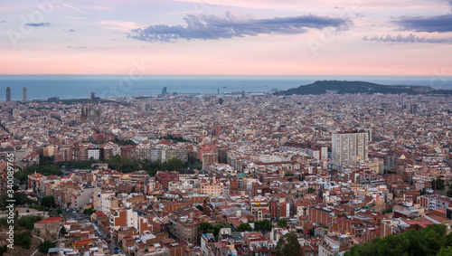 Foto Skyline with cathedral Sagrada Familia and mountain Montjuic in Barcelona during sunset, Bunkers del Carmel