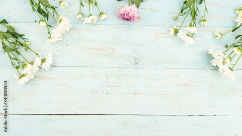 White daisy flower frame on wooden background