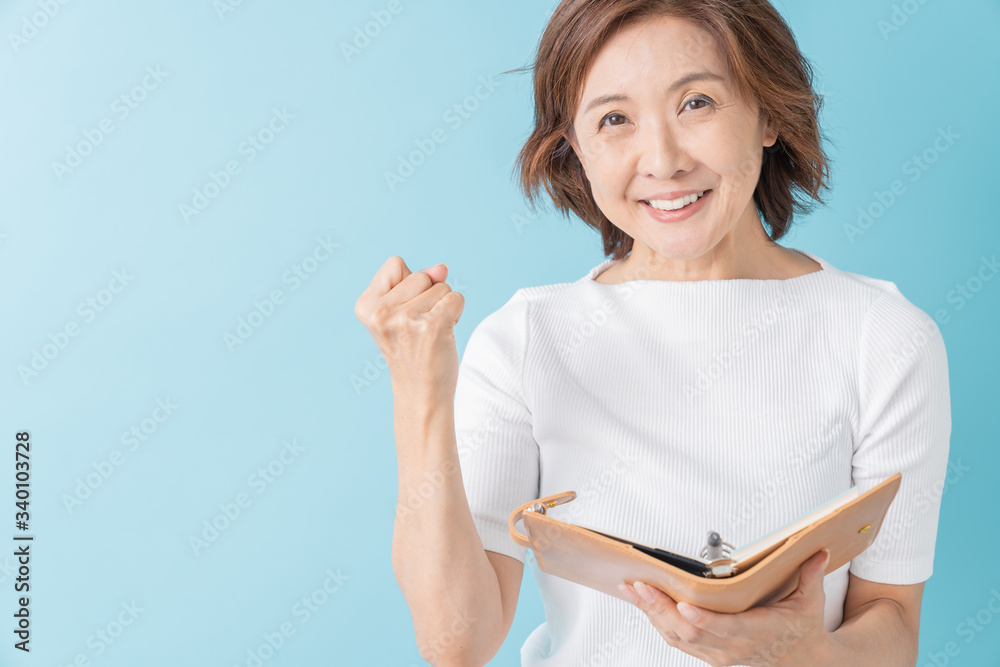 シニア女性　スケジュール帳