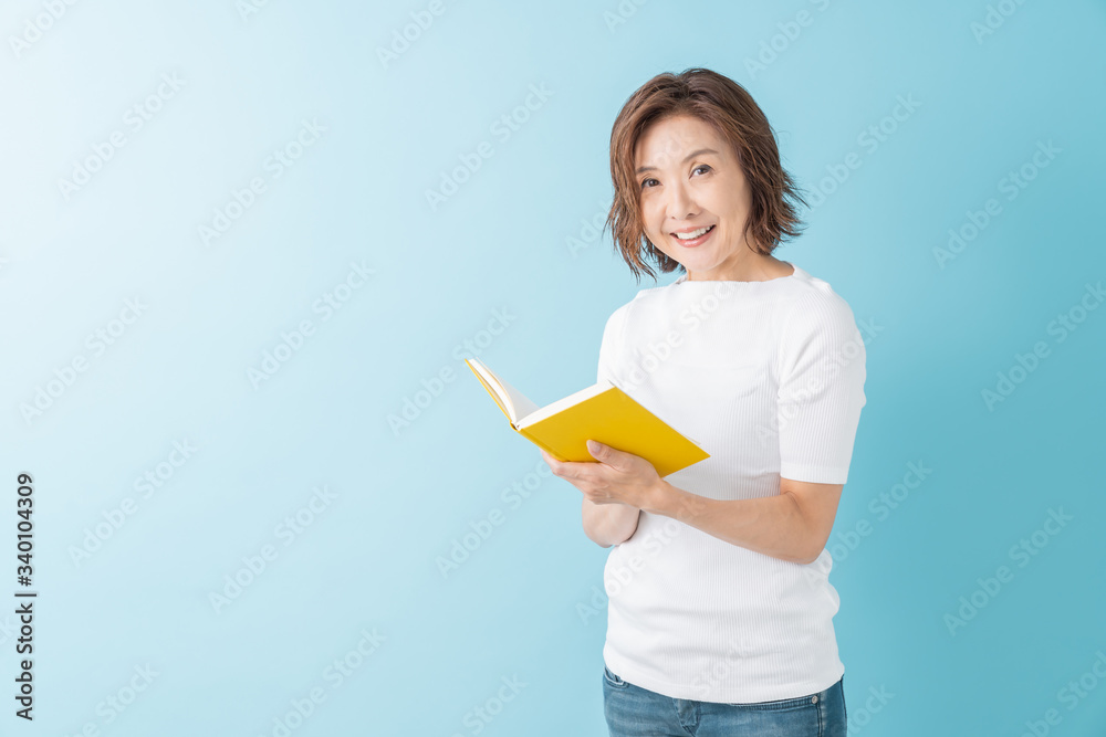 本を読むシニア女性 本を読むシニア女性