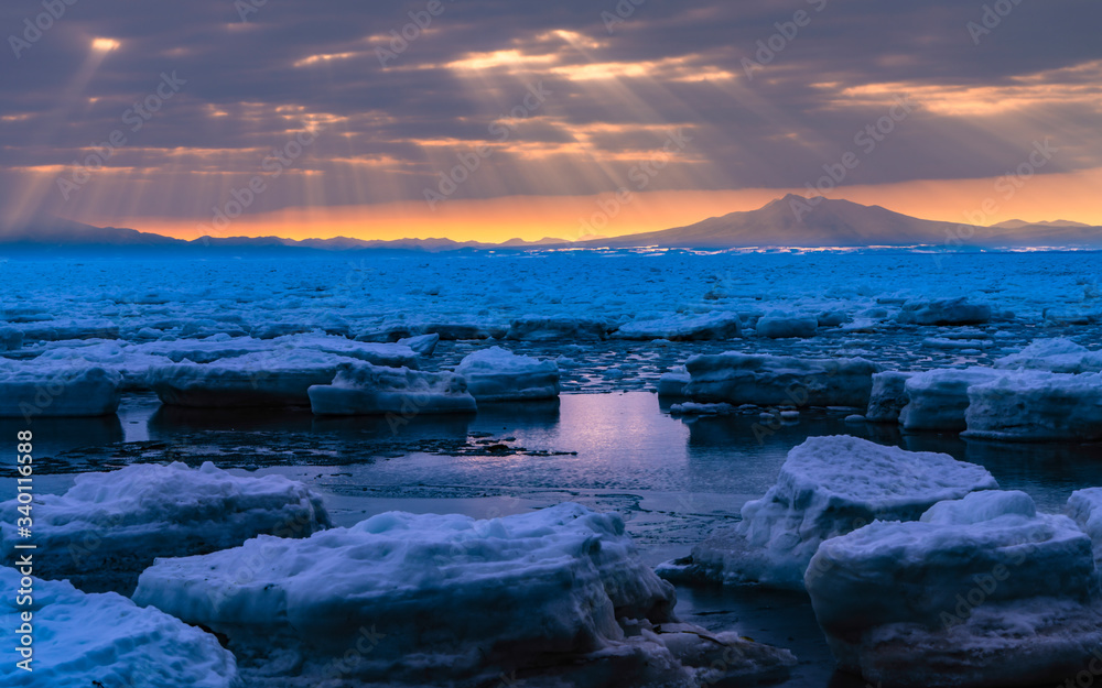 Fototapeta premium Drift ice morning