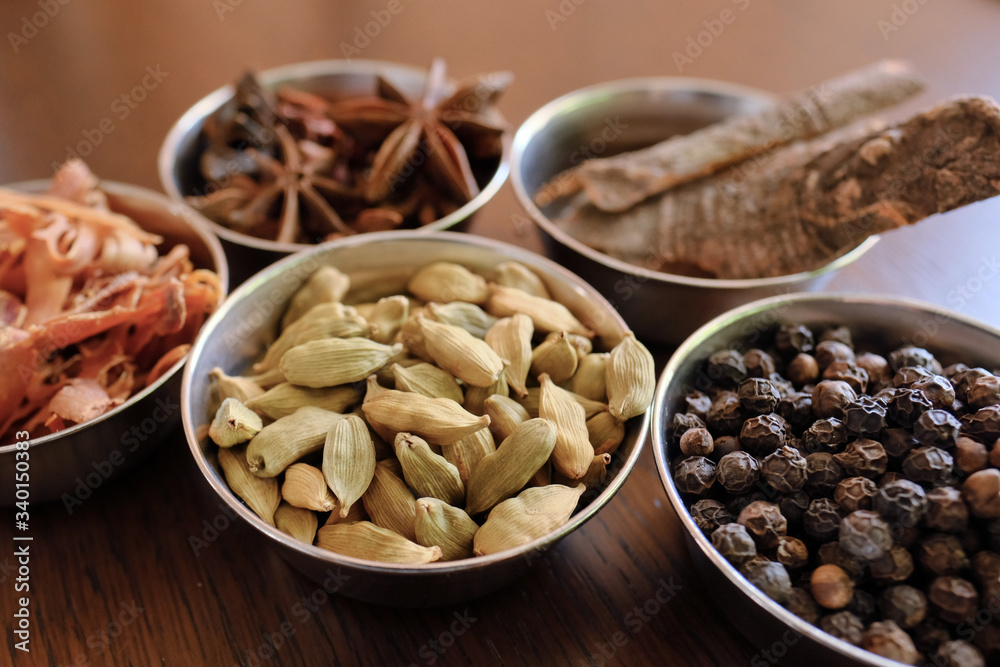 香辛料(スパイス)各種。Variety of spices on a old wooden table 香辛料(スパイス)各種。Variety of spices on a old wooden table