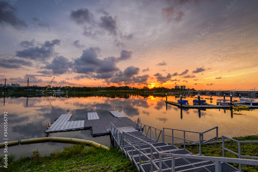 Obraz premium Singapore 2018, Dawn at Marina Bay bank near Marina Barrage