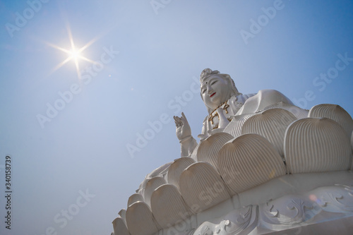 The white huge Guanyin statue at Wathyuaplakang temple photo