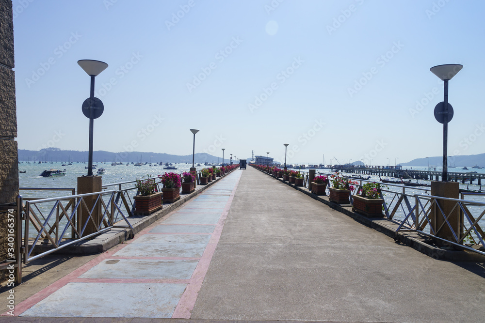 Obraz premium Sunny day at a pier in Phuket Province, Thailand.