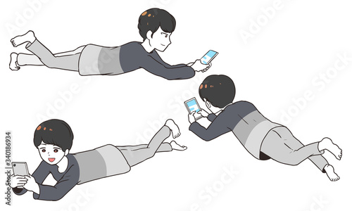 家でゴロゴロする男性