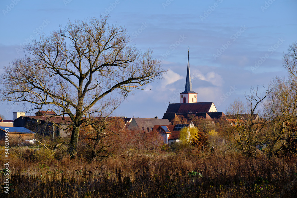 Weinort Sommerach und die Weinberge auf der Weininsel an der Vokacher Mainschleife, Landkreis Kitzingen, Unterfranken, Franken, Bayern, Deutschland Weinort Sommerach und die Weinberge auf der Weininsel an der Vokacher Mainschleife, Landkreis Kitzingen, Unterfranken, Franken, Bayern, Deutschland
