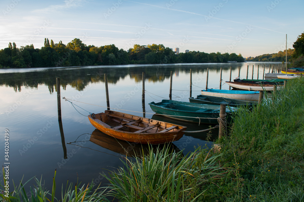 petits bateaux de plaisance au levé du jour sur une rivière en automne à Nantes en France