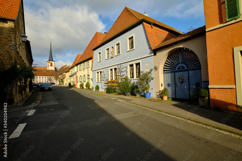 Obraz premium Weinort Sommerach und die Weinberge auf der Weininsel an der Vokacher Mainschleife, Landkreis Kitzingen, Unterfranken, Franken, Bayern, Deutschland