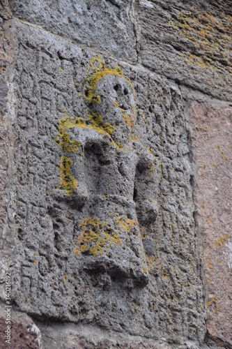 Mittelalterliche Skulptur an einer georgischen Kirche