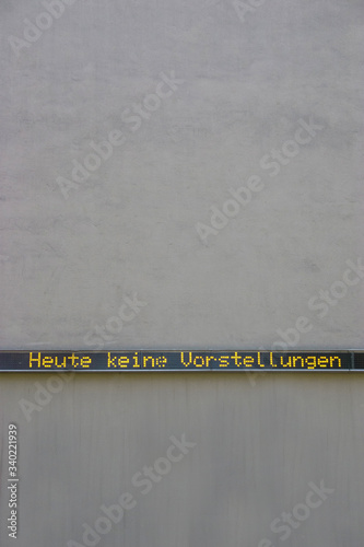 Heute keine Vorstellungen, steht leuchtend als Leuchtschild, auf einer grauen Fassade, eines Hauses