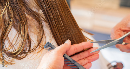 Friseur schneidet die langen Haare bei einem Model