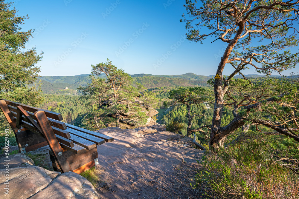 Ausblick vom Schlüsselfelsen über den Pfälzerwald und zur Burg Berwartstein Ausblick vom Schlüsselfelsen über den Pfälzerwald und zur Burg Berwartstein