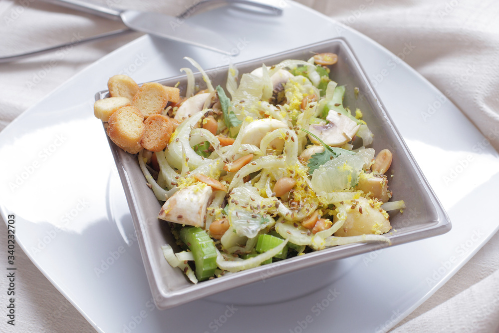 Salade de champignons de Paris crux au fenouil, celeri et au citron
