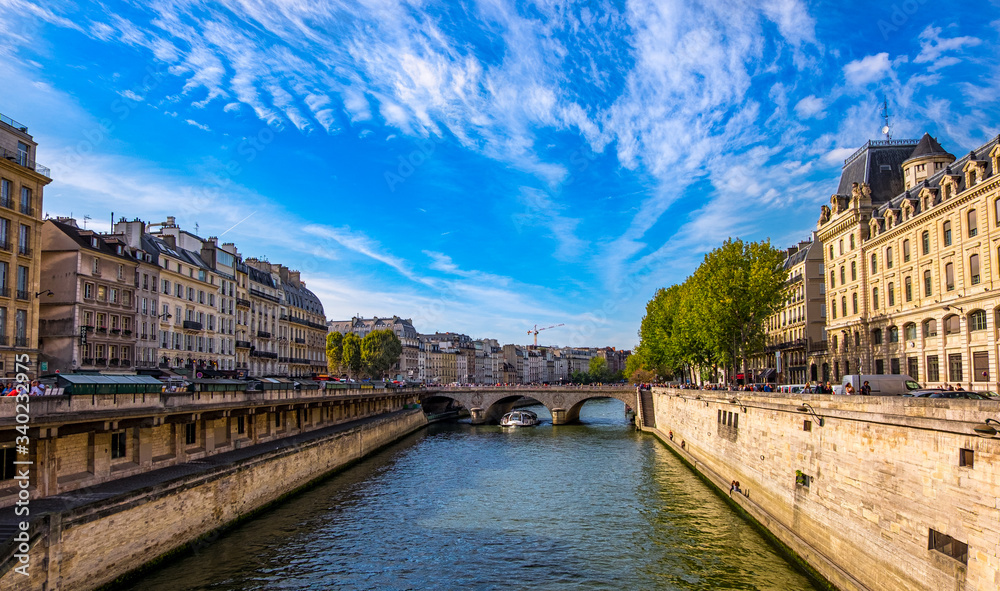 Fototapeta premium Saint Michel bridge in Paris