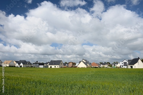 Foto Urbanisation des terres agricoles, lotissement récent en bordure de champ