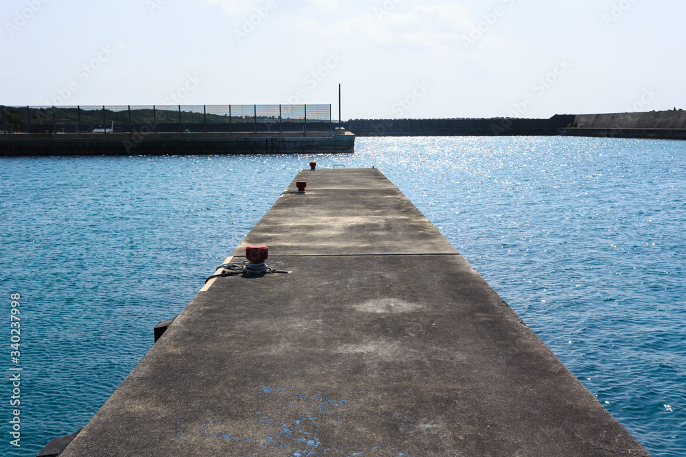 Obraz premium 日本最南端、沖縄波照間島・3月の波照間港