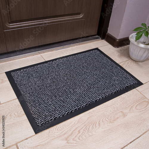 Gray carpet in the decor of the hallway